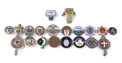 Lot 433 - A collection of car badges