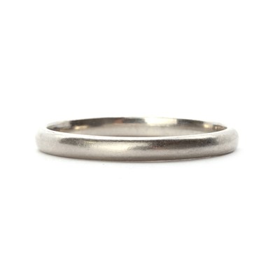 Lot 1157 - A platinum 'D' section wedding ring