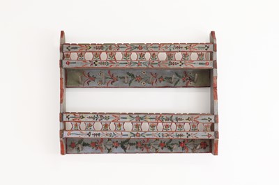 Lot 184 - A painted pine wall shelf