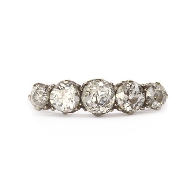 Lot 1009 - A five stone diamond ring