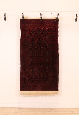 Lot 522 - A hand knotted Shiraz rug