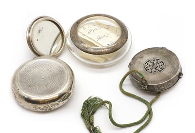 Lot 78 - A silver squeeze action snuff box