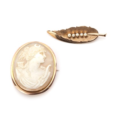 Lot 1511 - Two gold brooches