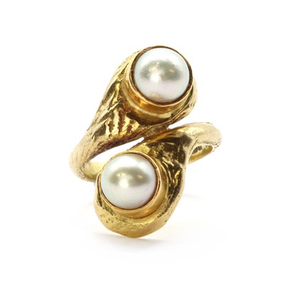 Lot 1089 - An 18ct gold cultured pearl crossover ring