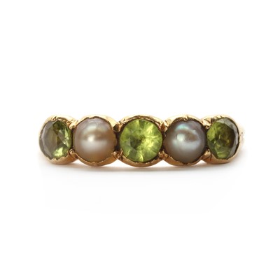 Lot 1032 - A gold five stone peridot and split pearl ring