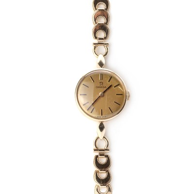 Lot 1422 - A ladies' 9ct gold Omega mechanical bracelet watch