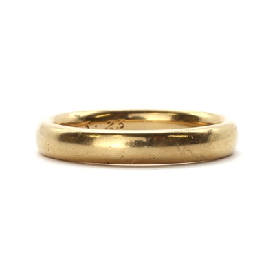 Lot 1113 - A 22ct gold court section wedding ring