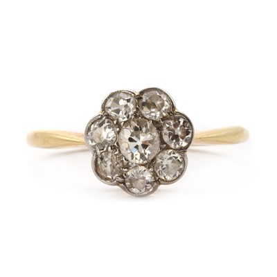 Lot 1010 - An early 20th century diamond daisy cluster ring