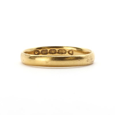 Lot 1115 - A Victorian 22ct gold wedding ring