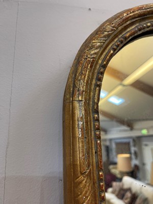 Lot 276 - A Queen Anne-style giltwood mirror