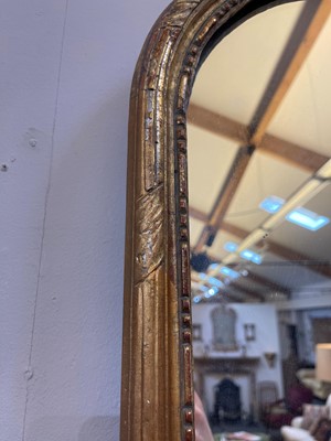 Lot 276 - A Queen Anne-style giltwood mirror