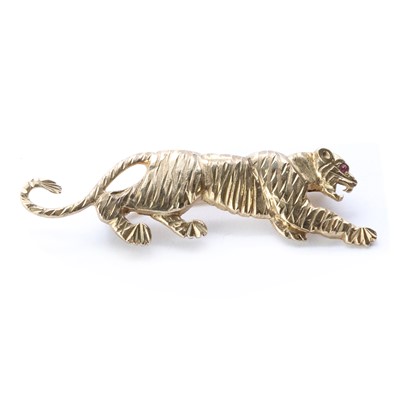 Lot 1110 - A 9ct gold tiger brooch