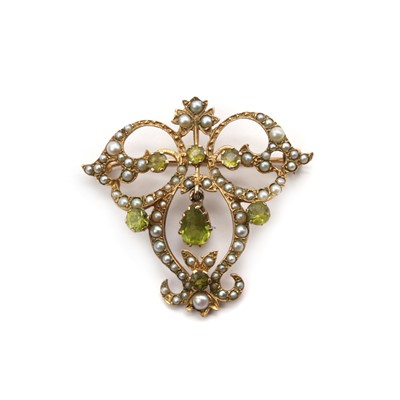 Lot 14 - A gold peridot and split pearl brooch/pendant