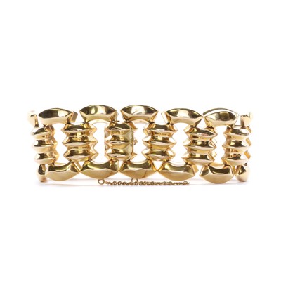 Lot 39 - A gold hollow link bracelet