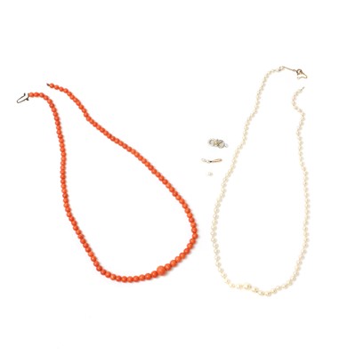 Lot 159 - A graduated coral bead necklace