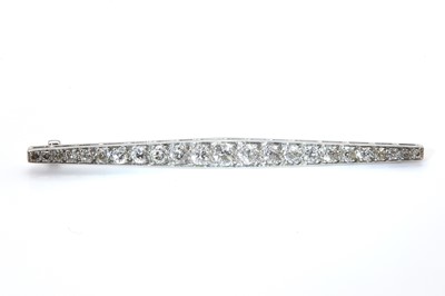 Lot 130 - An Art Deco diamond bar brooch