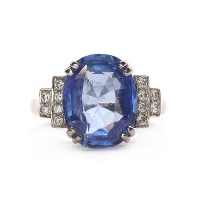 Lot 112 - An 18ct white gold sapphire and diamond ring