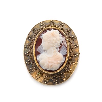 Lot 4 - A gold hardstone cameo brooch