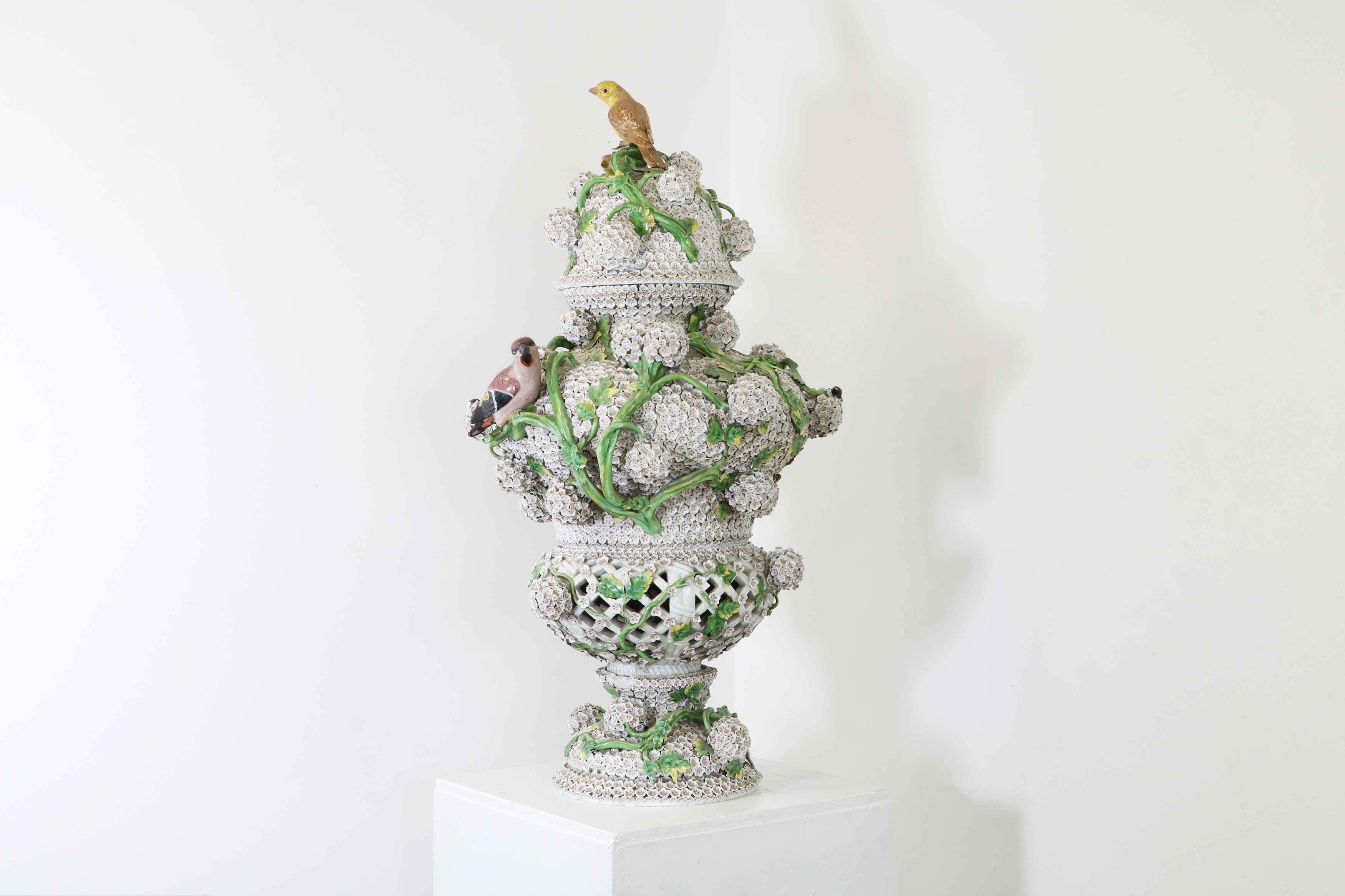 A large Meissen porcelain Schneeballen vase and cover