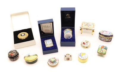 Lot 501 - A collection of pillboxes