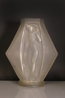 Lot 152 - An Art Deco Etling glass vase