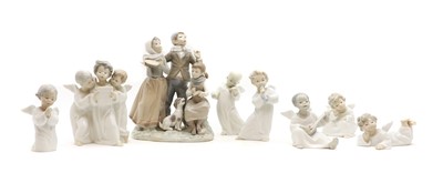 Lot 371 - A collection of Lladro porcelain figures