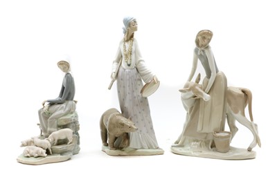 Lot 365 - A Lladro porcelain figure group