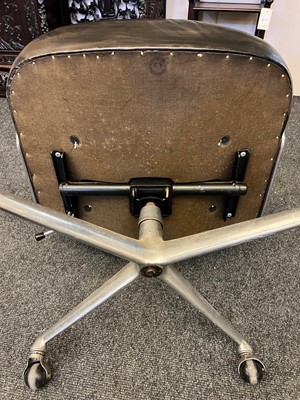 Lot 425 - A 'Time-Life' chair