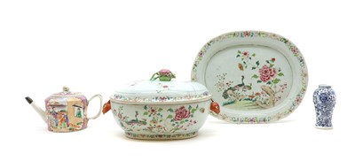 Lot 284 - A Chinese famille rose tureen and stand
