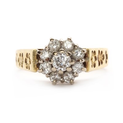 Lot 56 - An 18ct gold diamond cluster ring