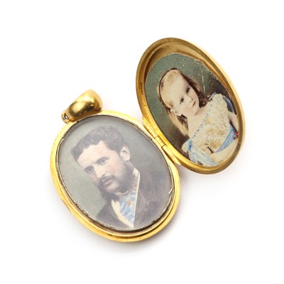 Lot 1 - A Victorian gold oval locket pendant