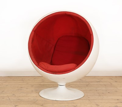 Lot 292 - A ball chair