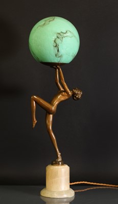 Lot 182 - An Art Deco figural table lamp