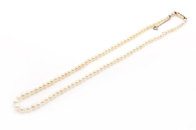 Lot 132 - A single row graduated pearl necklace