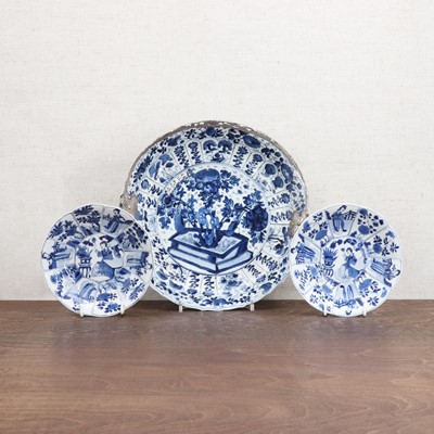 Lot 75 - A Chinese blue and white plate