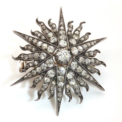 Lot 76 - A late Victorian diamond set sunburst brooch/pendant