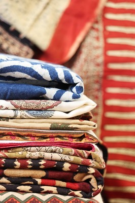 Lot 63 - A collection of vintage textiles