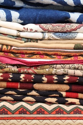 Lot 63 - A collection of vintage textiles
