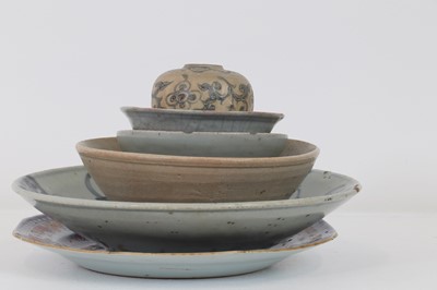 Lot 65 - A collection of ceramic bowls and vases
