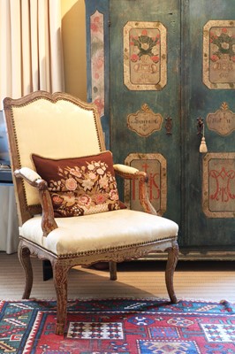 Lot 53 - A Régence painted walnut fauteuil