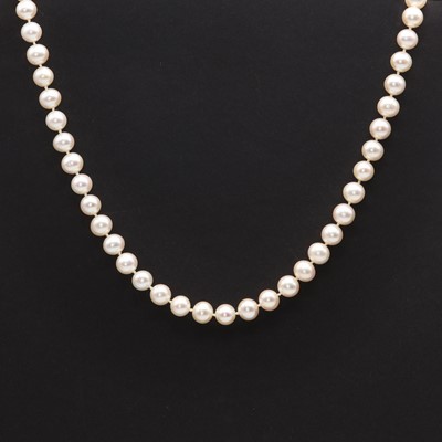 Lot 133 - A single row uniform cultured freshwater pearl necklace