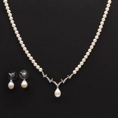 Lot 136 - A cultured freshwater pearl and diamond necklace and earrings suite