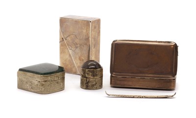 Lot 71 - A silver snuff box