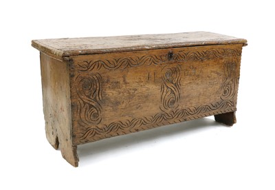 Lot 424 - An elm plank chest
