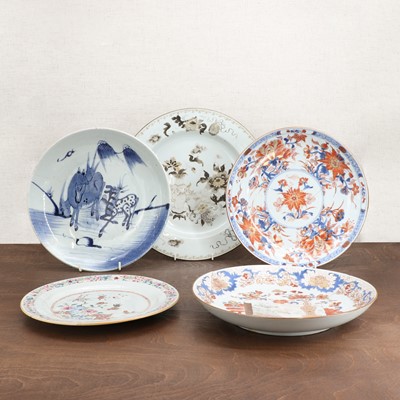 Lot 342 - A collection of five Chinese plates and chargers