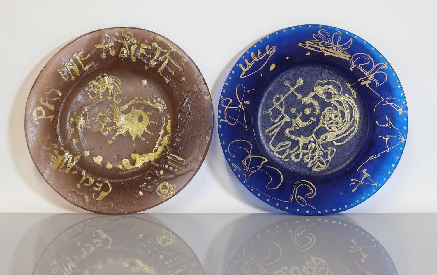 Lot 475 - Two Daum molten glass plates 'Triomphe' and 'Ceci n'est pas une Assiette'