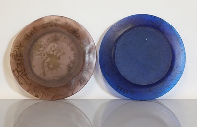 Lot 475 - Two Daum molten glass plates 'Triomphe' and 'Ceci n'est pas une Assiette'