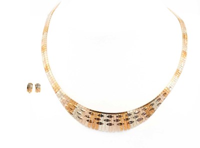 Lot 312 - A gold three colour graduated Cleopatra necklace