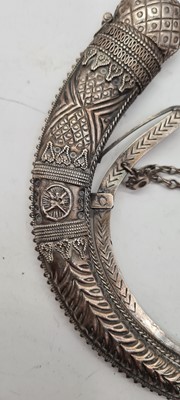 Lot 74 - An Omani silver powder horn