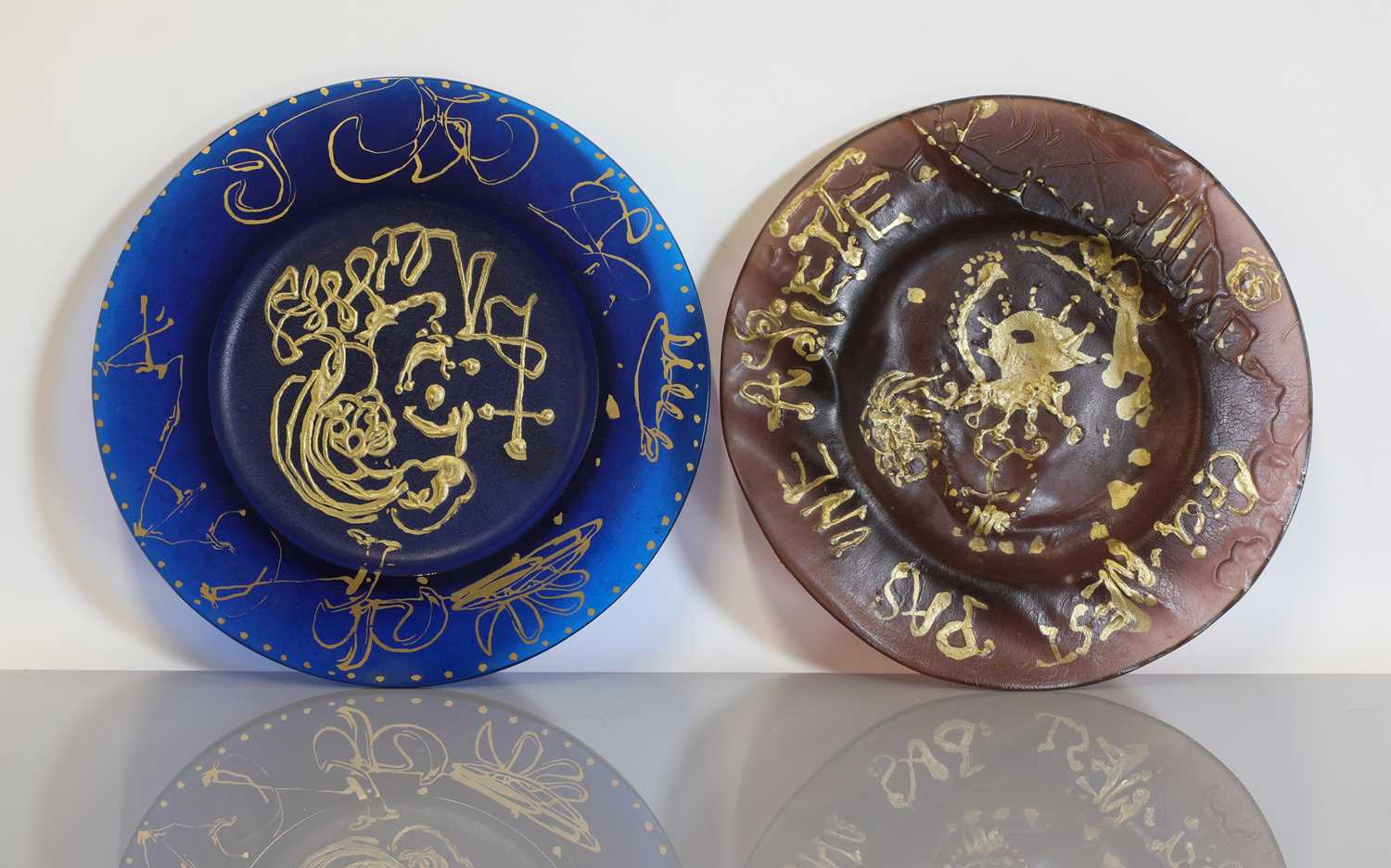 Lot 474 - Two Daum molten glass plates 'Triomphe' and 'Ceci n'est pas une Assiette'